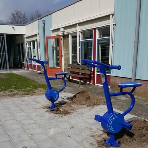 Buiten fitnesstoestel - Outdoor bike 14 De montage van uw buitenfitness toestellen, kunnen we natuurlijk ook voor u verzorgen. Alleen de straat nog even aanwerken en de buiten fitness fietsen zijn gereed voor gebruik